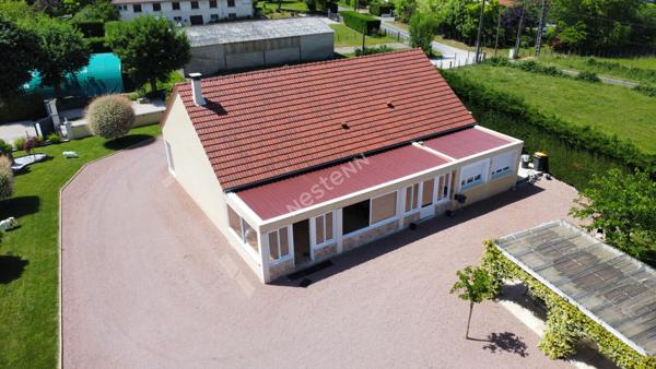 Maison récente à 5 min de Louhans et de ses 157 arcades, à 30 min de Lons-le-Saunier et à 10 minutes de l'entrée d'autoroute du Miroir.