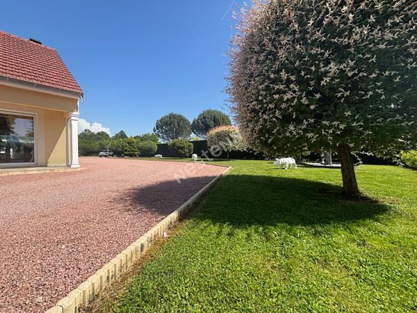 Maison récente à 5 min de Louhans et de ses 157 arcades, à 30 min de Lons-le-Saunier et à 10 minutes de l'entrée d'autoroute du Miroir.