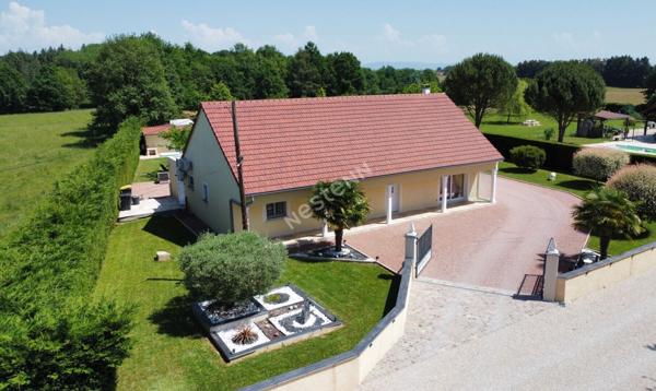 Maison récente à 5 min de Louhans et de ses 157 arcades, à 30 min de Lons-le-Saunier et à 10 minutes de l'entrée d'autoroute du Miroir.
