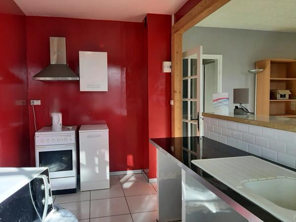 RARE OPPORTUNITÉ . GRAND BATIMENT AVEC LOGEMENT,  HANGAR ET PARKING SUR 6032 M²
