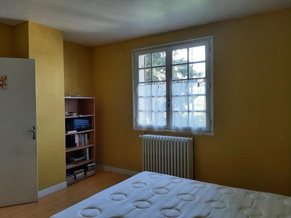 RARE OPPORTUNITÉ . GRAND BATIMENT AVEC LOGEMENT,  HANGAR ET PARKING SUR 6032 M²