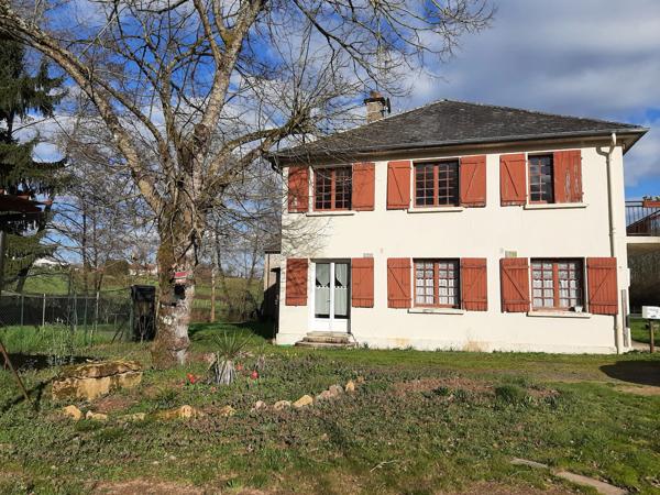 RARE OPPORTUNITÉ . GRAND BATIMENT AVEC LOGEMENT,  HANGAR ET PARKING SUR 6032 M²