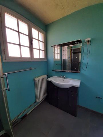 RARE OPPORTUNITÉ . GRAND BATIMENT AVEC LOGEMENT,  HANGAR ET PARKING SUR 6032 M²