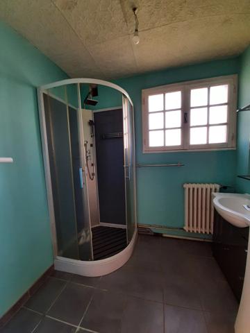 RARE OPPORTUNITÉ . GRAND BATIMENT AVEC LOGEMENT,  HANGAR ET PARKING SUR 6032 M²