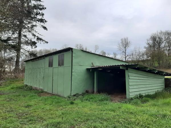 RARE OPPORTUNITÉ . GRAND BATIMENT AVEC LOGEMENT,  HANGAR ET PARKING SUR 6032 M²