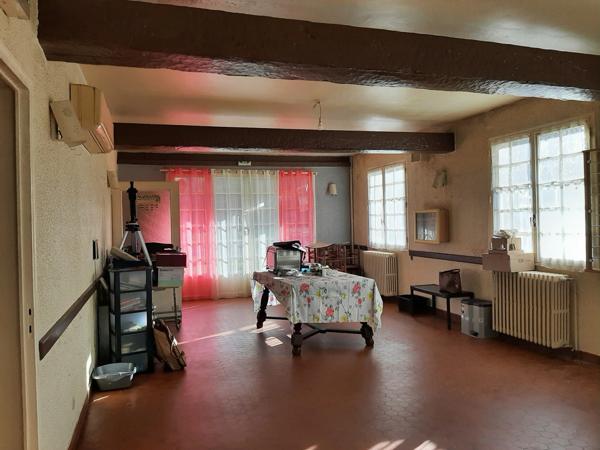 RARE OPPORTUNITÉ . GRAND BATIMENT AVEC LOGEMENT,  HANGAR ET PARKING SUR 6032 M²