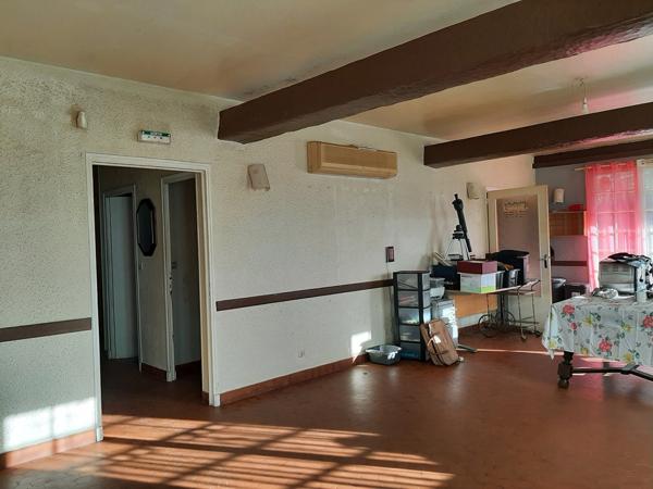 RARE OPPORTUNITÉ . GRAND BATIMENT AVEC LOGEMENT,  HANGAR ET PARKING SUR 6032 M²