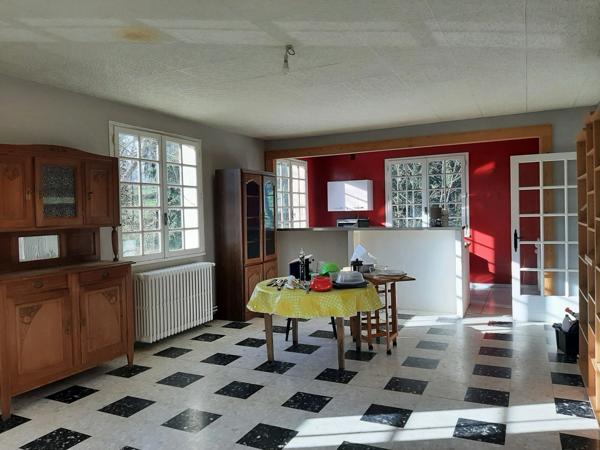 RARE OPPORTUNITÉ . GRAND BATIMENT AVEC LOGEMENT,  HANGAR ET PARKING SUR 6032 M²