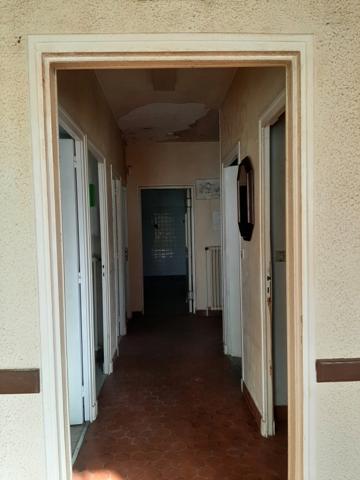 RARE OPPORTUNITÉ . GRAND BATIMENT AVEC LOGEMENT,  HANGAR ET PARKING SUR 6032 M²