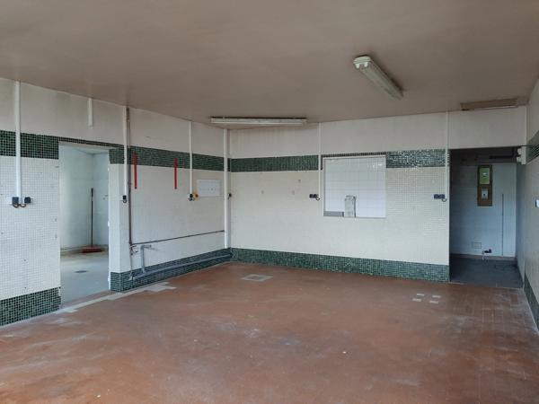 RARE OPPORTUNITÉ . GRAND BATIMENT AVEC LOGEMENT,  HANGAR ET PARKING SUR 6032 M²