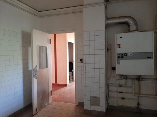 RARE OPPORTUNITÉ . GRAND BATIMENT AVEC LOGEMENT,  HANGAR ET PARKING SUR 6032 M²