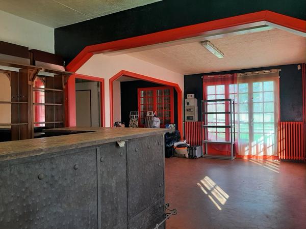 RARE OPPORTUNITÉ . GRAND BATIMENT AVEC LOGEMENT,  HANGAR ET PARKING SUR 6032 M²