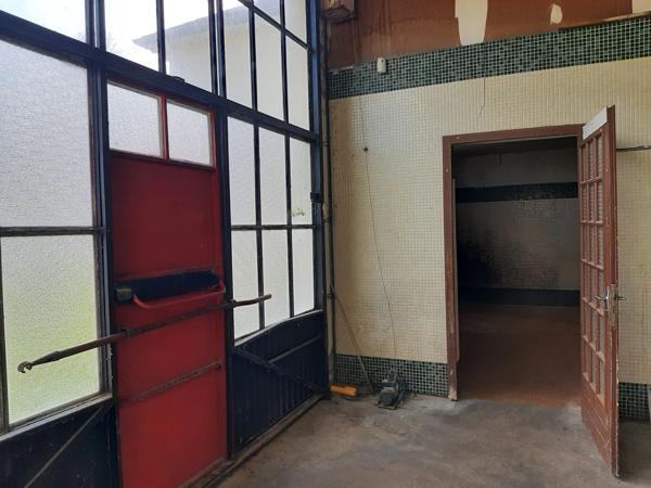 RARE OPPORTUNITÉ . GRAND BATIMENT AVEC LOGEMENT,  HANGAR ET PARKING SUR 6032 M²