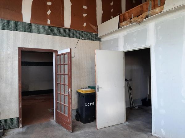RARE OPPORTUNITÉ . GRAND BATIMENT AVEC LOGEMENT,  HANGAR ET PARKING SUR 6032 M²