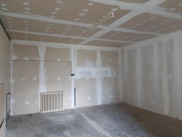RARE OPPORTUNITÉ . GRAND BATIMENT AVEC LOGEMENT,  HANGAR ET PARKING SUR 6032 M²