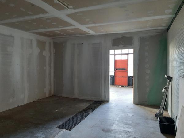 RARE OPPORTUNITÉ . GRAND BATIMENT AVEC LOGEMENT,  HANGAR ET PARKING SUR 6032 M²