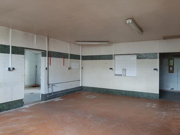 RARE OPPORTUNITÉ . GRAND BATIMENT AVEC LOGEMENT,  HANGAR ET PARKING SUR 6032 M²
