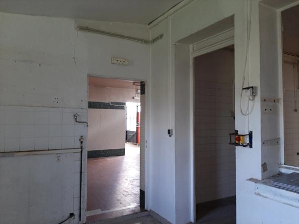 RARE OPPORTUNITÉ . GRAND BATIMENT AVEC LOGEMENT,  HANGAR ET PARKING SUR 6032 M²