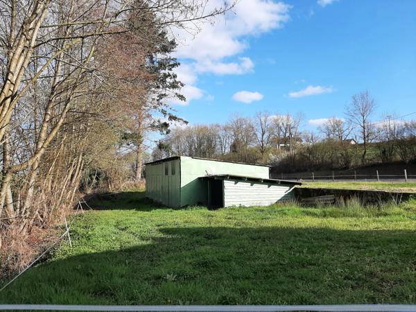 RARE OPPORTUNITÉ . GRAND BATIMENT AVEC LOGEMENT,  HANGAR ET PARKING SUR 6032 M²
