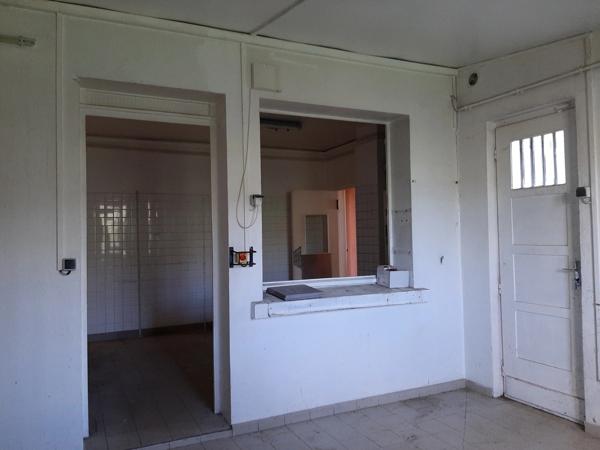 RARE OPPORTUNITÉ . GRAND BATIMENT AVEC LOGEMENT,  HANGAR ET PARKING SUR 6032 M²