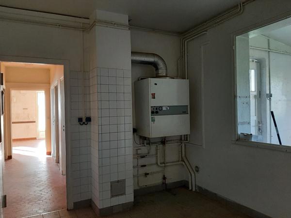 RARE OPPORTUNITÉ . GRAND BATIMENT AVEC LOGEMENT,  HANGAR ET PARKING SUR 6032 M²