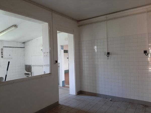 RARE OPPORTUNITÉ . GRAND BATIMENT AVEC LOGEMENT,  HANGAR ET PARKING SUR 6032 M²
