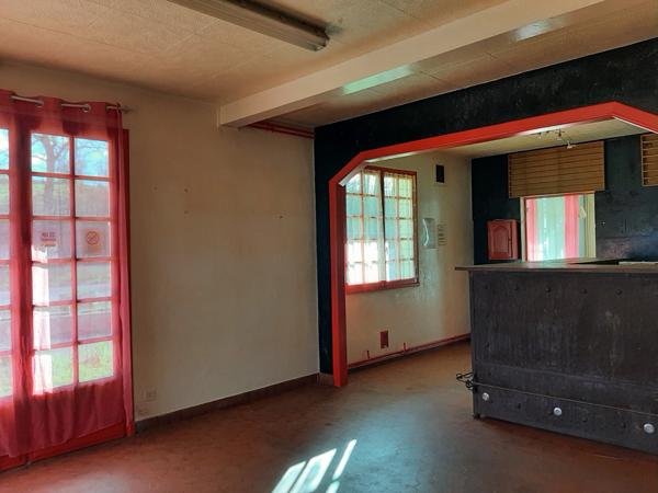 RARE OPPORTUNITÉ . GRAND BATIMENT AVEC LOGEMENT,  HANGAR ET PARKING SUR 6032 M²
