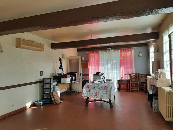 RARE OPPORTUNITÉ . GRAND BATIMENT AVEC LOGEMENT,  HANGAR ET PARKING SUR 6032 M²
