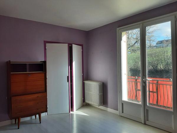 RARE OPPORTUNITÉ . GRAND BATIMENT AVEC LOGEMENT,  HANGAR ET PARKING SUR 6032 M²