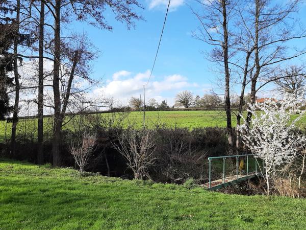 RARE OPPORTUNITÉ . GRAND BATIMENT AVEC LOGEMENT,  HANGAR ET PARKING SUR 6032 M²