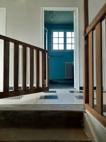 RARE OPPORTUNITÉ . GRAND BATIMENT AVEC LOGEMENT,  HANGAR ET PARKING SUR 6032 M²