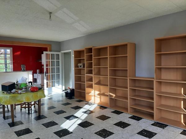 RARE OPPORTUNITÉ . GRAND BATIMENT AVEC LOGEMENT,  HANGAR ET PARKING SUR 6032 M²