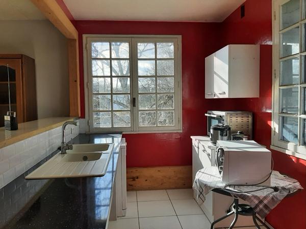 RARE OPPORTUNITÉ . GRAND BATIMENT AVEC LOGEMENT,  HANGAR ET PARKING SUR 6032 M²