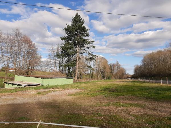 RARE OPPORTUNITÉ . GRAND BATIMENT AVEC LOGEMENT,  HANGAR ET PARKING SUR 6032 M²