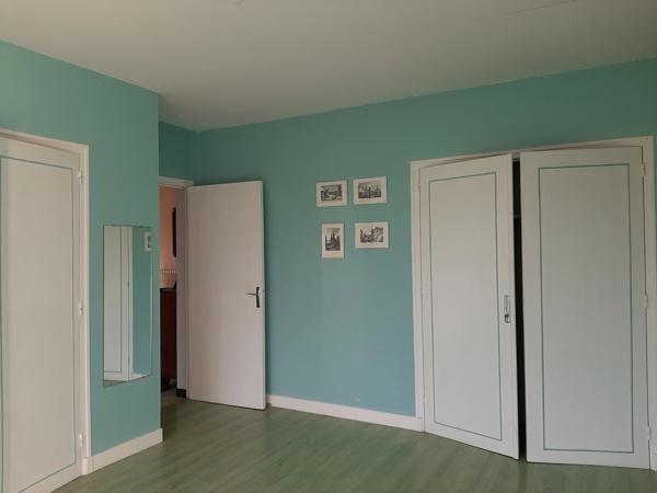 RARE OPPORTUNITÉ . GRAND BATIMENT AVEC LOGEMENT,  HANGAR ET PARKING SUR 6032 M²