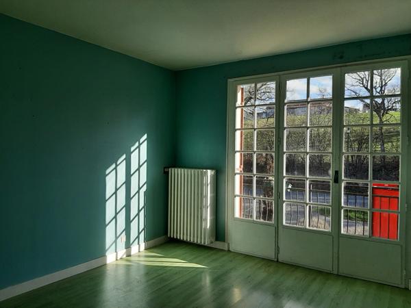 RARE OPPORTUNITÉ . GRAND BATIMENT AVEC LOGEMENT,  HANGAR ET PARKING SUR 6032 M²