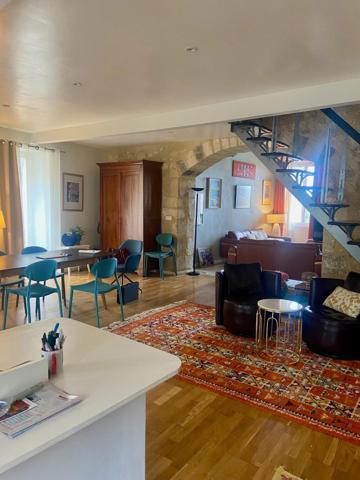 Maison entièrement restaurée avec double garage, piscine, 5 chambres, bel espace en rez- de- jardin entièrement carrelé
