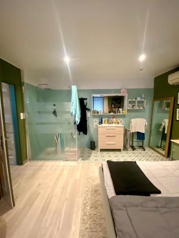Maison entièrement restaurée avec double garage, piscine, 5 chambres, bel espace en rez- de- jardin entièrement carrelé