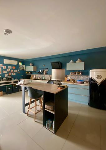 Maison entièrement restaurée avec double garage, piscine, 5 chambres, bel espace en rez- de- jardin entièrement carrelé