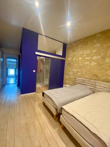 Maison entièrement restaurée avec double garage, piscine, 5 chambres, bel espace en rez- de- jardin entièrement carrelé