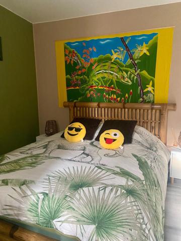 Maison entièrement restaurée avec double garage, piscine, 5 chambres, bel espace en rez- de- jardin entièrement carrelé