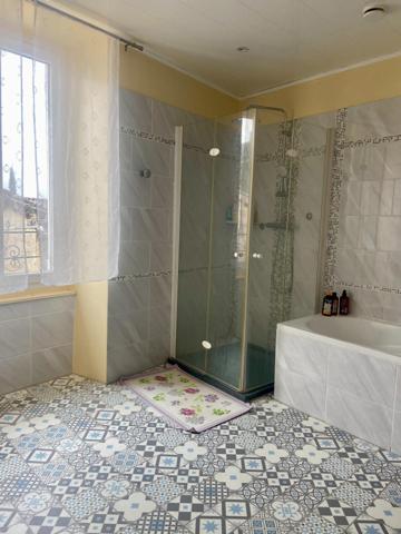 Maison entièrement restaurée avec double garage, piscine, 5 chambres, bel espace en rez- de- jardin entièrement carrelé