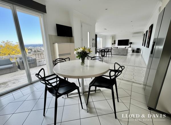 Maison contemporaine rénovée, vue panoramique et double habitation possible