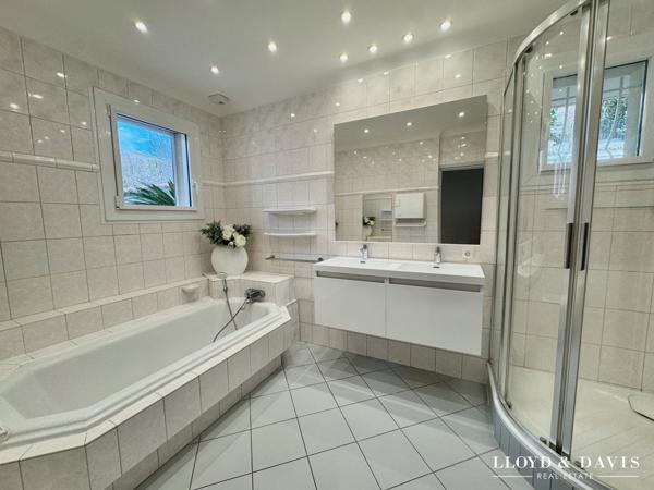 Maison contemporaine rénovée, vue panoramique et double habitation possible