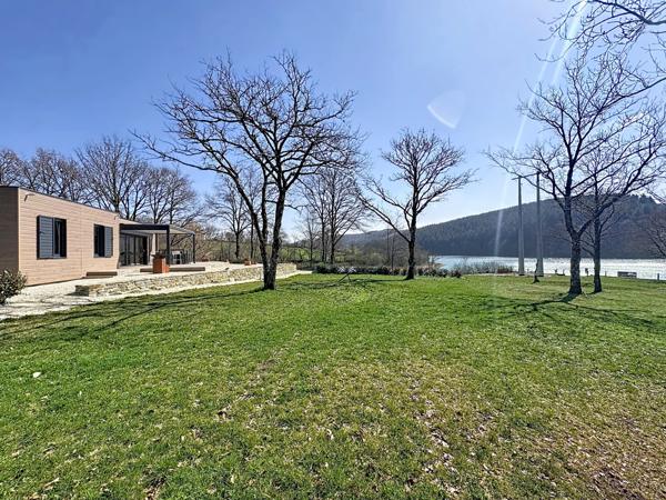 Le Vibal (12290) Aveyron, sur les berges du lac de Pont de Salars. Cottage tout équipé avec 2/3 chambres.