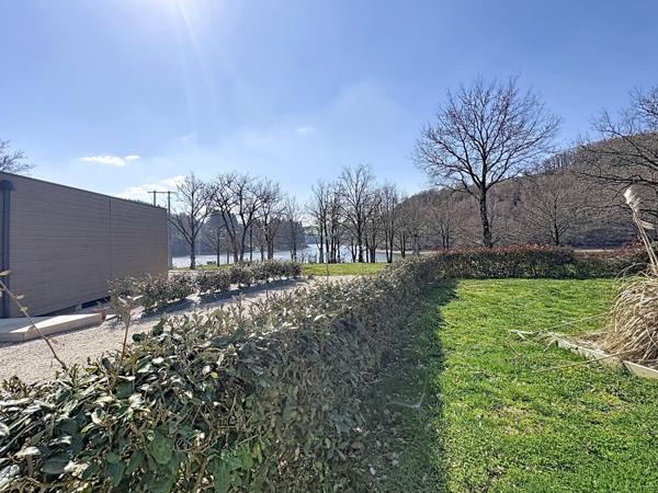 Le Vibal (12290) Aveyron, sur les berges du lac de Pont de Salars. Cottage tout équipé avec 2/3 chambres.