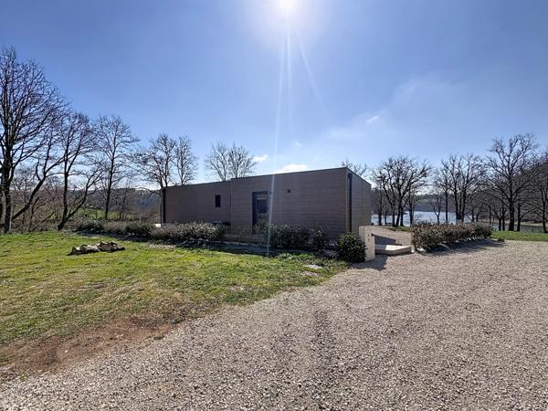 Le Vibal (12290) Aveyron, sur les berges du lac de Pont de Salars. Cottage tout équipé avec 2/3 chambres.