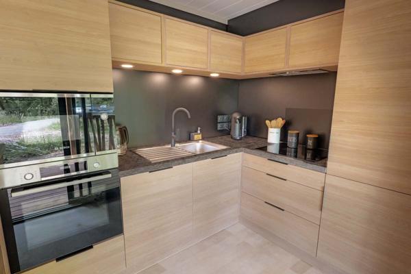 Le Vibal (12290) Aveyron, sur les berges du lac de Pont de Salars. Cottage tout équipé avec 2/3 chambres.