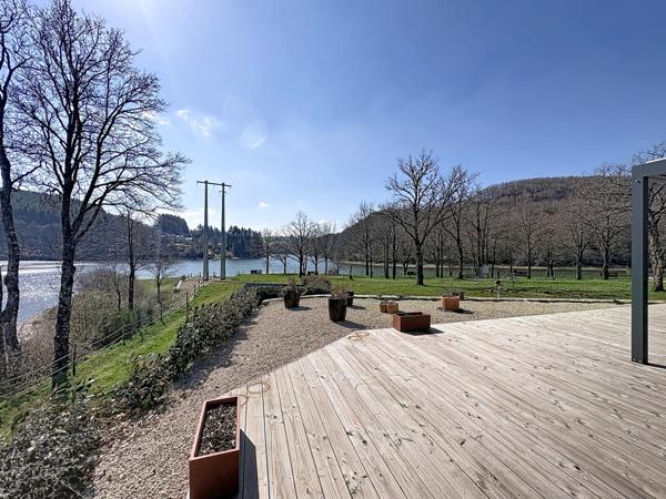 Le Vibal (12290) Aveyron, sur les berges du lac de Pont de Salars. Cottage tout équipé avec 2/3 chambres.