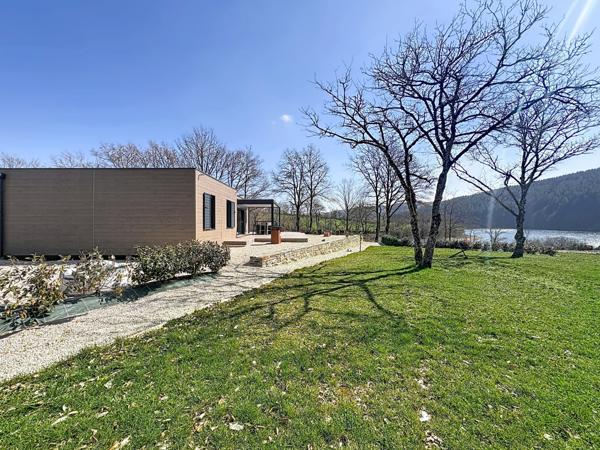 Le Vibal (12290) Aveyron, sur les berges du lac de Pont de Salars. Cottage tout équipé avec 2/3 chambres.